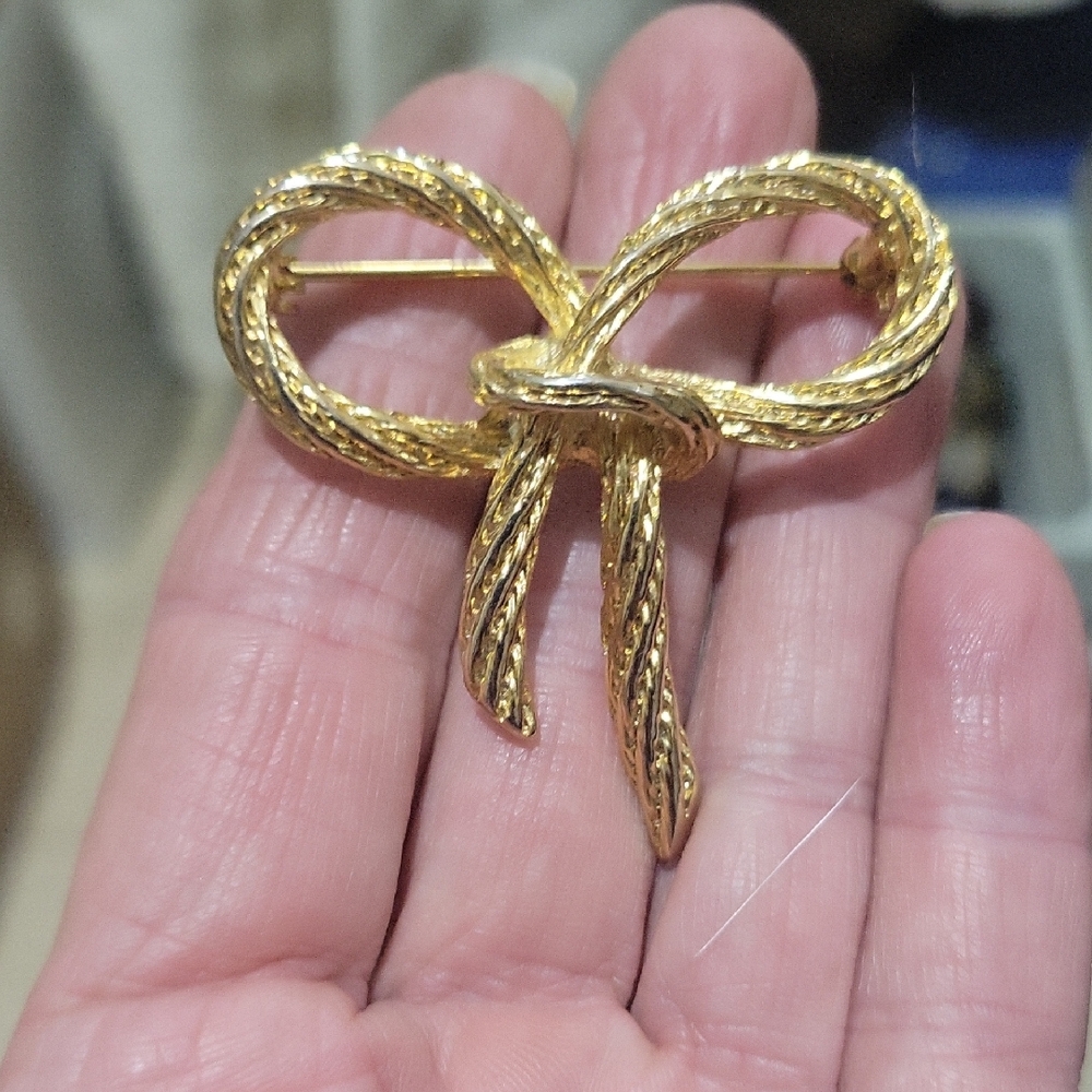 Elegant Gold Bow Brooch